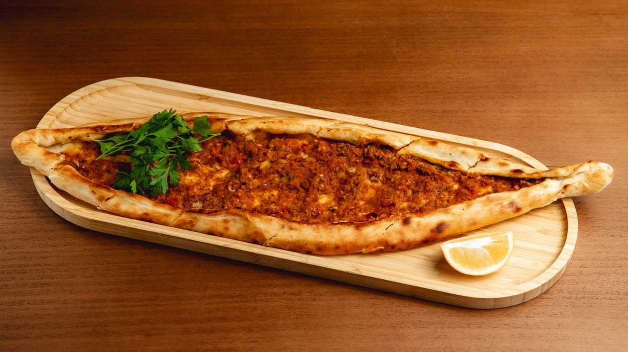 Pide with minced meat